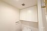 収納：～収納～トイレ上部には収納があり掃除用具やトイレットペーパーなどの消耗品を隠してスッキリと収納できるので、生活感を隠せるので便利になっております。［2026年8月30日撮影］