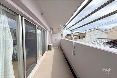 ～バルコニー～お洗濯ものを干すには十分な広さがございます！周辺に高い建物がなく、日当たり、通風良好です！趣味のガーデニングも良さそうです！［2026年8月16日撮影］