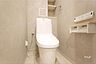 トイレ：2026年6月のトイレ便器・タンク・温水洗浄便座新調済みですので、気持ちよくお使いいただけます！ちょっとした収納もございますので、ディフューザーを置いたり、トイレットペーパーなど収納できます！