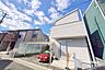 外観：～物件の外観（南東側から）～■駅からバス乗車約9分・徒歩10分！■南付け道路で採光良好！■敷地面積約30坪！■車2台駐車可！（車種による）■オール電化住宅！［2026年10月1日撮影］