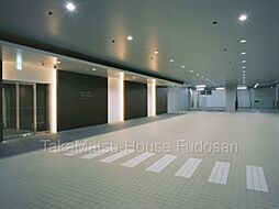 両棟の地下1階に車専用のコーチエントランスが設置されています