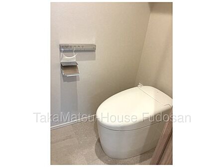 タンクレスの為、シンプルで機能性の高いトイレです。