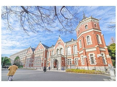 1858年に福澤諭吉が江戸に開いた蘭学塾を起源とし、東京都港区の三田キャンパスなどを中心に多くの学部や大学院、病院を持つ総合大学です。