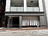 外観：1階には寿司店が入り、通り沿いにも生活感のある佇まい