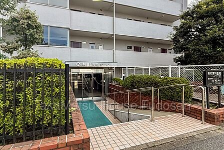ゆとりのあるエントランスで、来訪者をお迎えいただけます。