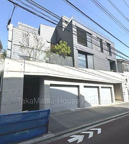 4駅3路線利用可能で通勤通学に便利です。(有楽町線「江戸川橋」駅徒歩4分、丸ノ内線「茗荷谷」駅徒歩12分、有楽町線「護国寺」駅徒歩13分、東西線「神楽坂」駅徒歩13分)