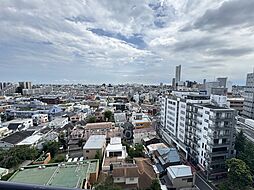 バルコニーから広がる開放感。青空と都市のパノラマを一望できます