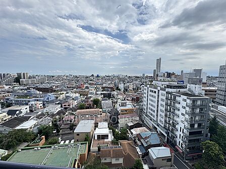 バルコニーから広がる開放感。青空と都市のパノラマを一望できます