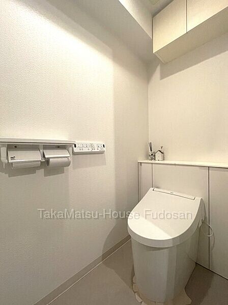 収納付きですっきりと使いやすいトイレスペース。