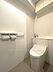 トイレ：収納付きですっきりと使いやすいトイレスペース。