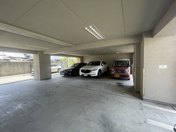画像17:車をお持ちの方に嬉しい駐車場付きの物件です