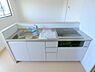 キッチン：写真は別のお部屋のイメージです。現況優先