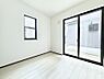 室内：5号棟  ■落ち着いた色合いのお部屋で穏やかな時間を楽しめます