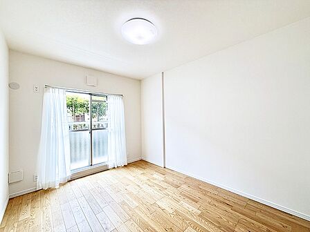 ■シンプルな空間で、収納付きベッドやデスクなど、多機能な家具を活用しやすいです