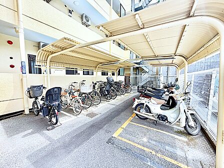 ■敷地内に駐輪場を完備しており、自転車の利用もスムーズです