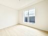 室内：1号棟  ■落ち着いた色合いのお部屋で穏やかな時間を楽しめます