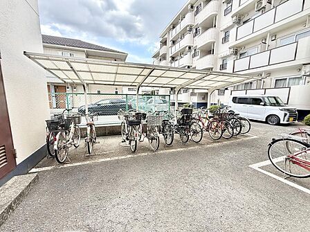 ■敷地内に駐輪場を完備しており、自転車の利用もスムーズです