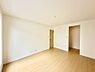 室内：3号棟  ■落ち着いた色合いのお部屋で穏やかな時間を楽しめます