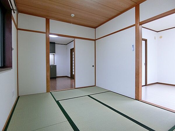 画像30:足を伸ばしてゆったりとくつろげる和室は一室あると嬉しいですね。