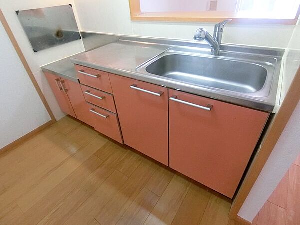 画像4:同型タイプ　サーモンピンクのキッチン棚がお洒落です