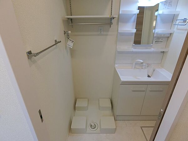 画像11:洗濯機の上にはあると便利な棚が設置されています。
