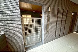 門扉付き玄関ポーチあり!