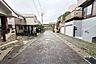 外観：物件の南側前面道路（東側から）です。ゆとりある広さで車の移動がしやすいです。［2026年4月30日撮影］