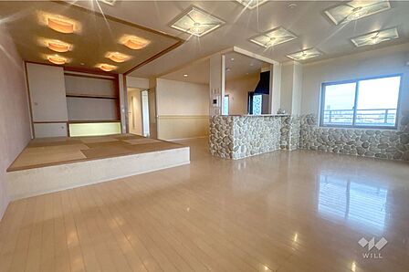 LDK（別角度から）です。一角には和室があります。［2026年7月11日撮影］