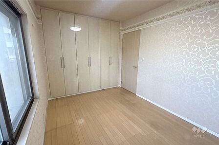 洋室約6帖（別角度から）です。収納力のあるクローゼット付き！［2026年7月11日撮影］