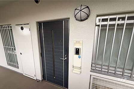 物件の玄関です。モニター付きインターホンが設置されています。［2026年7月11日撮影］