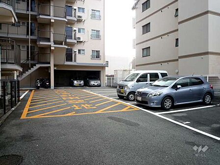 敷地内駐車場（屋内平面式、屋外平面式）です。空き状況など、お気軽にお問い合わせください。