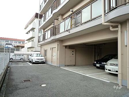 敷地内駐車場（屋内平面式、屋外平面式）です。空き状況など、お気軽にお問い合わせください。