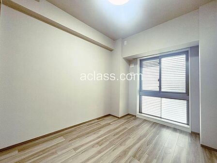 子供部屋に最適な約5帖の洋室です!採光をしっかり確保できるように大きめの窓を採用しています。
