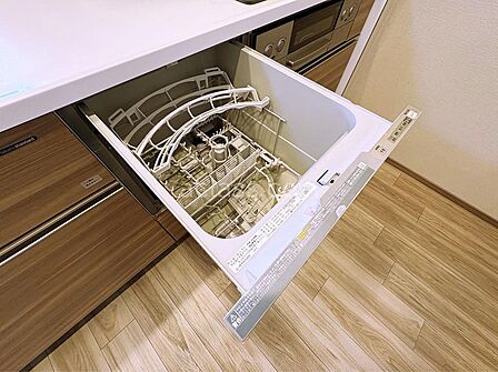 スイッチひとつで洗浄から乾燥まで完結!少ない水量で食器を効率的に洗えます。