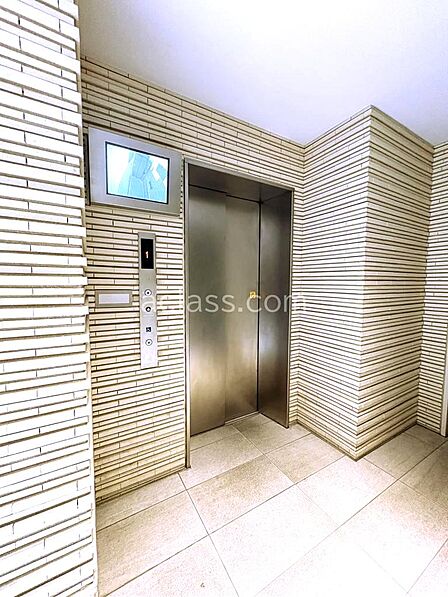 スタイリッシュなエレベーターです!搭乗者がわかる防犯用モニター付き!