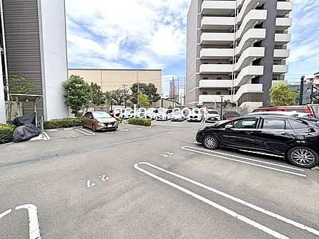 平面駐車場です!空き状況は随時ご確認ください!