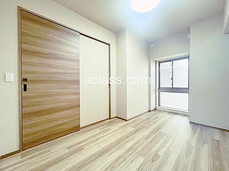 主寝室約6帖の洋室です!入り口は引戸タイプ。収納はウォークスルークローゼットになっており、使い勝手も良好♪