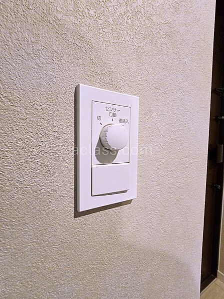 玄関は人感センサー付きの照明をご用意！自動で照明がオンオフされて、とても快適です。