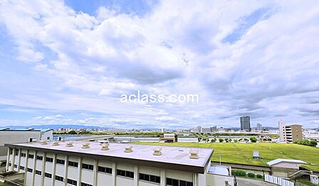 北側のバルコニーからの眺望。淀川の河川敷が広がり、都心の生活にありながら、緑の潤いを感じることができます。
