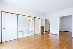 UR高槻赤大路 4階3LDKのリビング/ダイニング