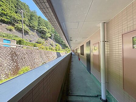 エレベーターで3階へ。共用廊下を進みお部屋まで。