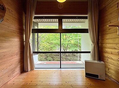 外観:無垢材に包まれる低層3階建てメゾネットタイプ2LDK 外観:無垢材に包まれる低層3階建てメゾネットタイプ2LDK