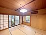 寝室：≪和室≫　こちらは1階洋室の隣にある8帖の和室です。