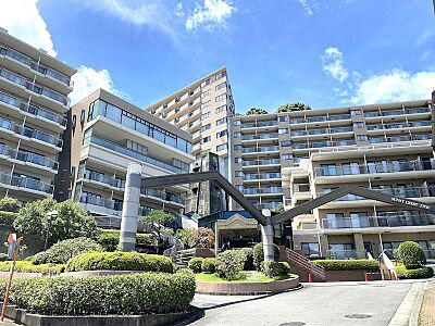 外観：【建物外観】緑に囲まれた静かな環境です