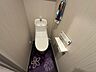 トイレ：1階のタンク一体式トイレです。各パーツが一体となっているので全体的にフォルムが滑らかでコンパクトな造りになっています。一般的な洋式トイレに比べて掃除がしやすくなっているのが特徴です。