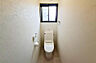 トイレ：継ぎ目の少ないすっきりとしたデザインのタンク一体型トイレです。温水洗浄便座付
