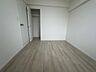 室内：どんな家具とも合わせやすいシンプルな洋室です。