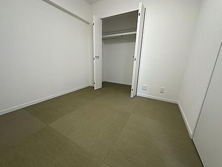 モダンな縁なし畳を採用した心地よい和室。ハンガーパイプ付きクローゼットを備えており、衣類や荷物をすっきり収納できます。