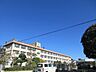 周辺：吉野東小学校【鹿児島市立吉野東小学校】は、吉野町に位置する1981年創立の小学校です。令和3年度の生徒数は1161人で、48クラスあります。校訓は「かしこく　なかよく　たくましく」です。 2370m