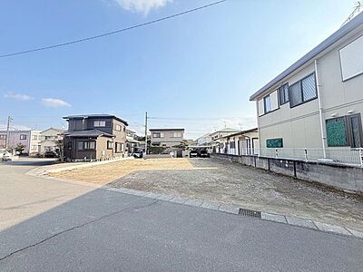 外観:【外観写真】・敷地44.05坪・道路との段差なし 外観:【外観写真】・敷地44.05坪・道路との段差なし